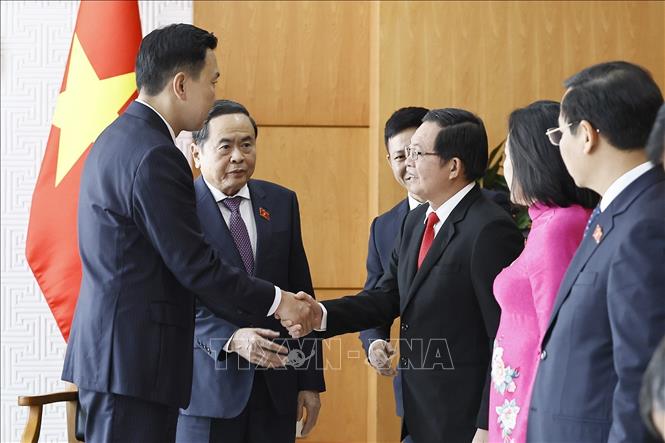 Chủ tịch Quốc hội Trần Thanh Mẫn giới thiệu với Thủ tướng Mông Cổ Nyam-Osor Uchral về thành viên đoàn đại biểu Việt Nam. Ảnh: Doãn Tấn – TTXVN


