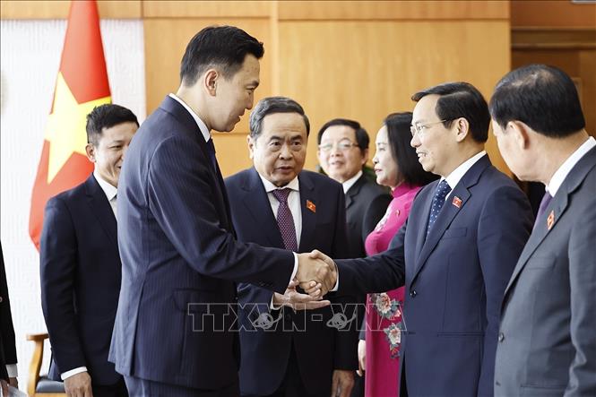 Chủ tịch Quốc hội Trần Thanh Mẫn giới thiệu với Thủ tướng Mông Cổ Nyam-Osor Uchral về thành viên đoàn đại biểu Việt Nam. Ảnh: Doãn Tấn – TTXVN

