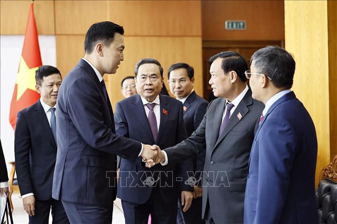 Chủ tịch Quốc hội Trần Thanh Mẫn giới thiệu với Thủ tướng Mông Cổ Nyam-Osor Uchral về thành viên đoàn đại biểu Việt Nam. Ảnh: Doãn Tấn – TTXVN

