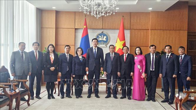 Chủ tịch Quốc hội Trần Thanh Mẫn và Thủ tướng Mông Cổ Nyam-Osor Uchral chụp ảnh lưu niệm với đại biểu. Ảnh: TTXVN