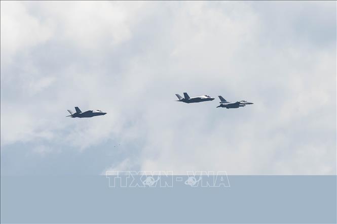 Máy bay F-35 và F-16 của Không quân Ba Lan bay qua thủ đô Vácsava, ngày 12/6/2026. Ảnh: PAP/TTXVN phát