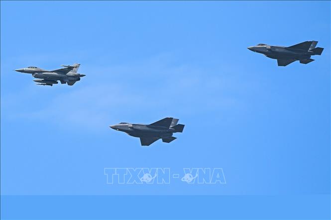 Máy bay F-35 và F-16 của Không quân Ba Lan bay qua thủ đô Vácsava, ngày 12/6/2026. Ảnh: PAP/TTXVN phát