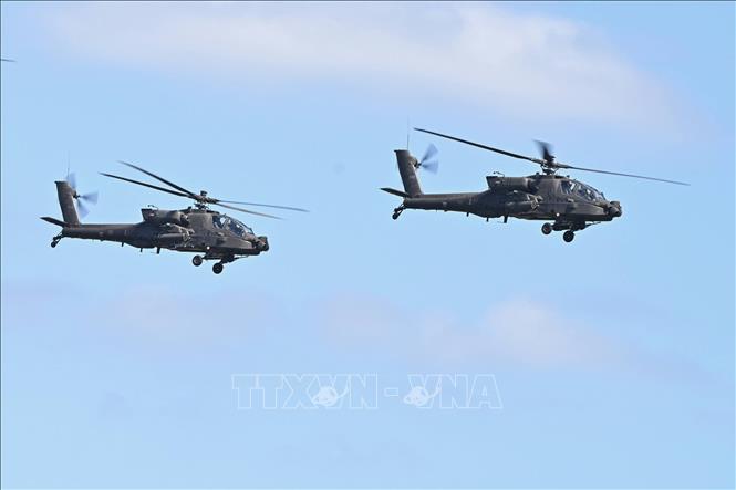 Trực thăng Apache của Ba Lan bay qua thủ đô Vácsava, ngày 8/8/2026. Ảnh: PAP/TTXVN phát