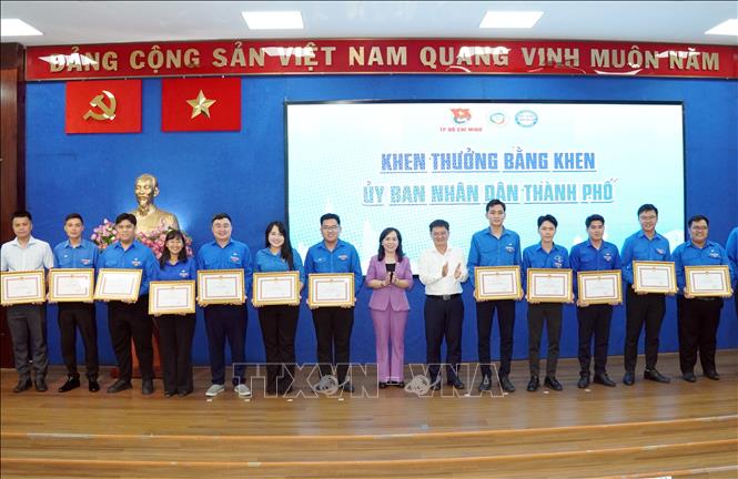 Các tập thể, cá nhân có thành tích xuất sắc trong triển khai Đội hình Thanh niên tình nguyện “Mùa hè số” năm 2026 nhận Bằng khen của Chủ tịch UBND TP. Hồ Chí Minh. Ảnh: Trung Tuyến - TTXVN