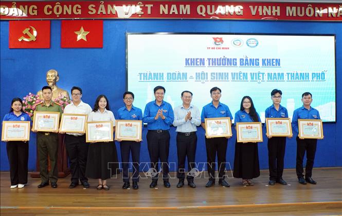 Các tập thể, cá nhân có thành tích xuất sắc trong triển khai Đội hình Thanh niên tình nguyện “Mùa hè số” năm 2026 nhận Bằng khen của Thành Đoàn – Hội Sinh viên Việt Nam TP. Hồ Chí Minh. Ảnh: Trung Tuyến - TTXVN