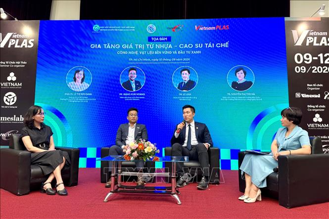 Chuyên gia, doanh nghiệp tham dự phiên tọa đàm tại hội thảo. Ảnh Mỹ Phương – TTXVN