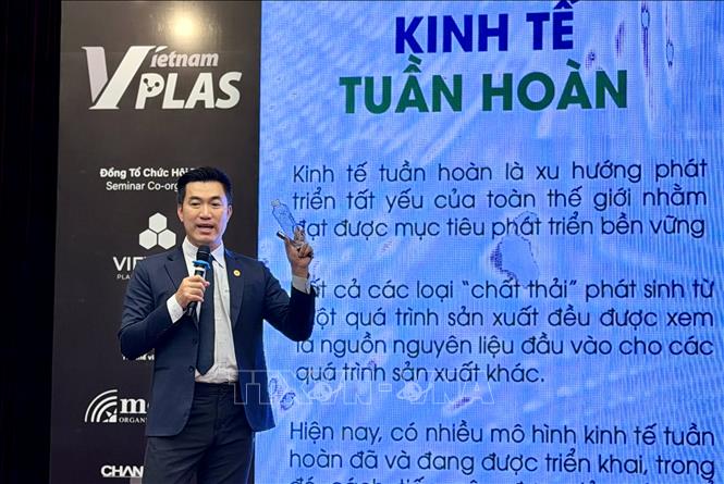 Ông Lê Anh, Giám đốc phát triển bền vững Công ty cổ phần Nhựa tái chế Duy Tân, phát biểu tại hội thảo. Ảnh Mỹ Phương – TTXVN