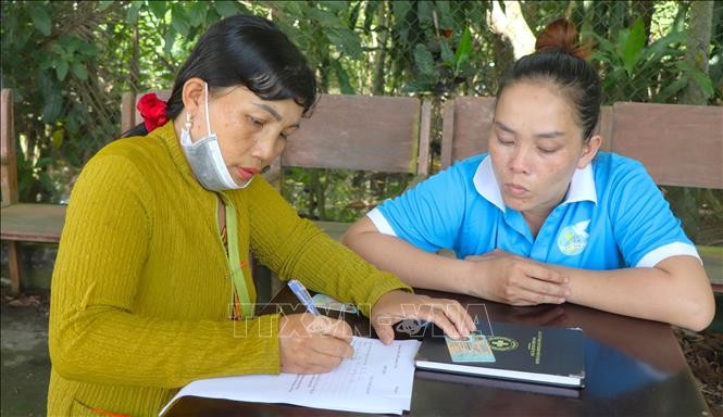Hội viên phụ nữ đăng ký tham gia mô hình phụ nữ dân tộc giúp nhau phát triển kinh tế. Ảnh: Nguyễn Hằng - TTXVN