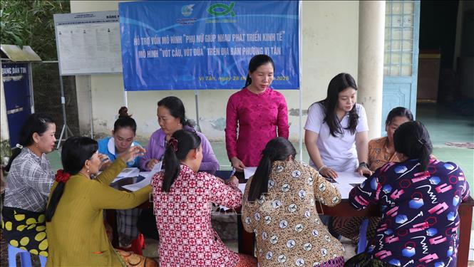 Hội viên phụ nữ phường Vị Tân đăng ký tham gia mô hình vót câu, vót đũa. Ảnh: Nguyễn Hằng - TTXVN