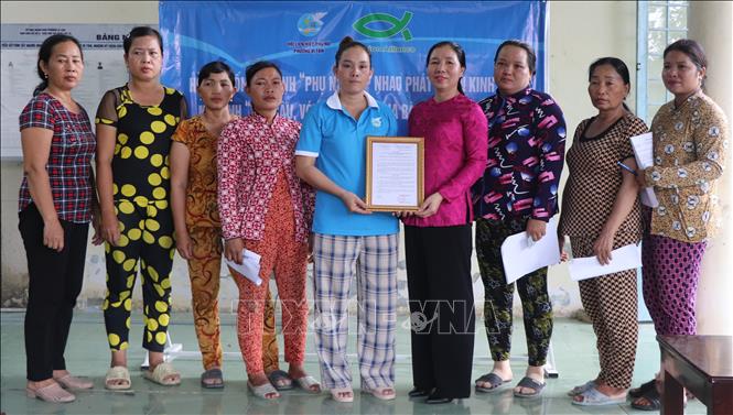 Trao quyết định thành lập mô hình phụ nữ dân tộc giúp nhau phát triển kinh tế. Ảnh: Nguyễn Hằng - TTXVN