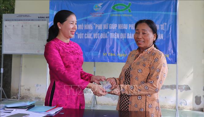 Trao hỗ trợ vốn ban đầu cho chị em phụ nữ tham gia mô hình vót câu, vót đũa được tài trợ từ nguồn vốn của Dự án Na uy. Ảnh: Nguyễn Hằng - TTXVN
