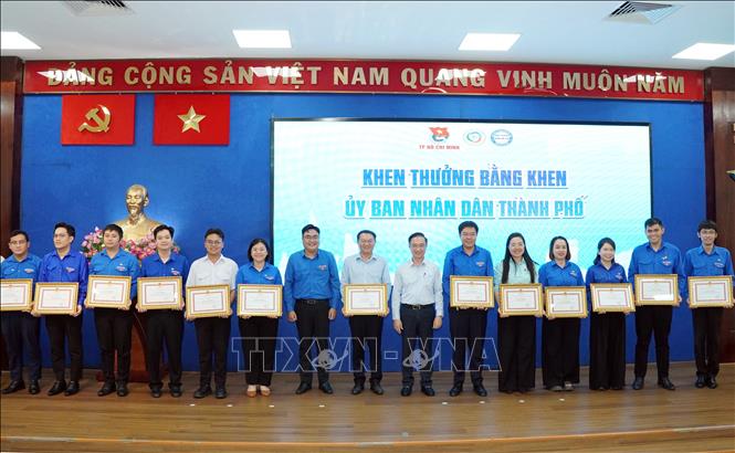 Lãnh đạo Thành ủy và Thành Đoàn TP. Hồ Chí Minh trao Bằng khen của Chủ tịch UBND Thành phố cho các tập thể, cá nhân có thành tích xuất sắc trong triển khai Đội hình Thanh niên tình nguyện “Mùa hè số” năm 2026. Ảnh: Trung Tuyến - TTXVN