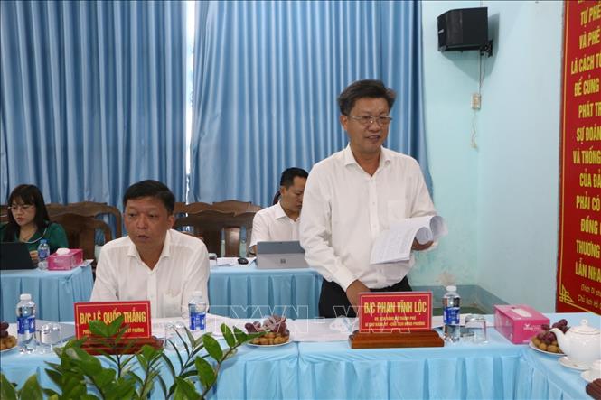 Ông Phan Vĩnh Lộc, Bí thư Đảng ủy phường, Chủ tịch Hội đồng Nhân dân phường Vị Tân phát biểu tại buổi làm việc. Ảnh: Duy Khương - TTXVN
