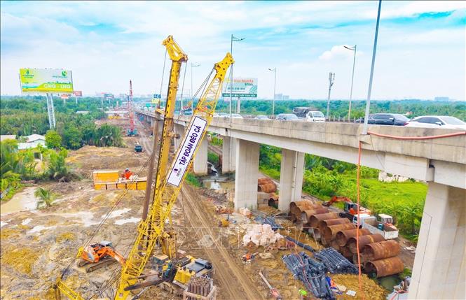 Thi công cầu cạn tại Dự án mở rộng đoạn cao tốc Thành phố Hồ Chí Minh - Long Thành. Ảnh: Công Phong - TTXVN