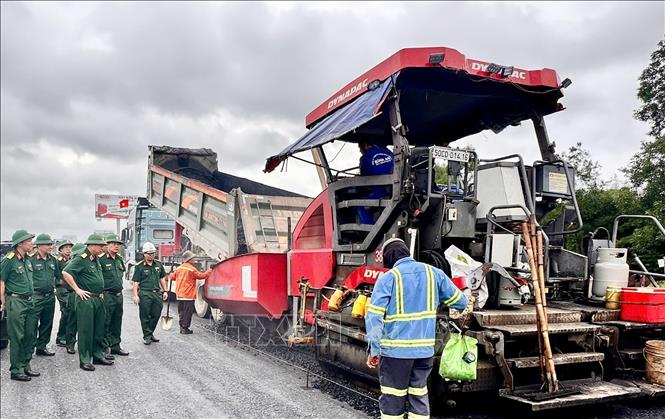 Thảm nhựa tại Dự án mở rộng đoạn cao tốc Thành phố Hồ Chí Minh - Long Thành. Ảnh: Công Phong - TTXVN