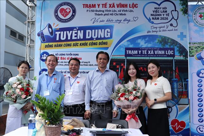 Bác sĩ Lâm Thị Huỳnh Như chủ động đăng ký về công tác tại Trạm Y tế xã Vĩnh Lộc, TP. Hồ Chí Minh công tác. Ảnh: Huỳnh Sơn - TTXVN