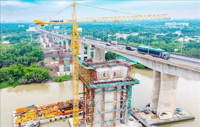 Thi công cầu Long Thành thuộc Dự án mở rộng đoạn cao tốc Thành phố Hồ Chí Minh - Long Thành. Ảnh: Công Phong - TTXVN