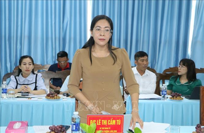 Bà Lê Thị Cẩm Tú, Bí thư Đảng ủy phường, Chủ tịch HĐND phường Long Bình phát biểu tại buổi làm việc. Ảnh: Duy Khương - TTXVN