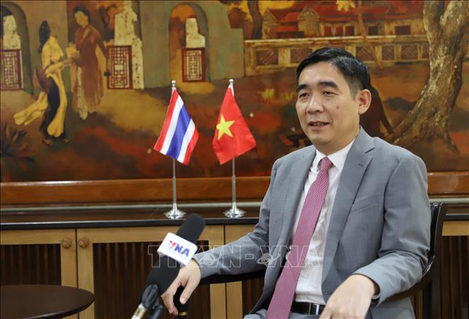 Đại sứ Phạm Việt Hùng trả lời phỏng vấn phóng viên TTXVN tại Thái Lan. Ảnh: Đỗ Sinh – PV TTXVN tại Thái Lan
