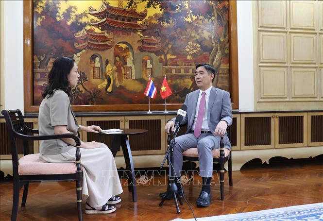 Đại sứ Phạm Việt Hùng trả lời phỏng vấn phóng viên TTXVN tại Thái Lan. Ảnh: Đỗ Sinh – PV TTXVN tại Thái Lan
