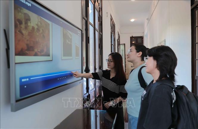 Không gian triển lãm mỹ thuật trực tuyến VAESt tại Bảo tàng Mỹ thuật Việt Nam mang đến cho khách tham quan những trải nghiệm nghệ thuật số độc đáo, mới mẻ và vô cùng chân thực ngay trong tầm tay. Ảnh: Phan Phương – TTXVN