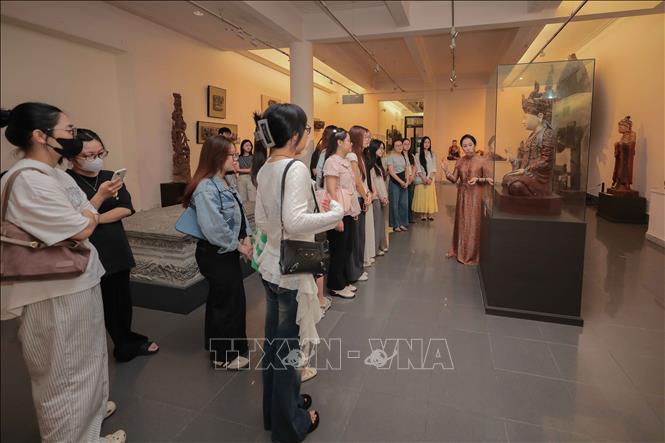 Khoảng 200 hiện vật được số hóa bằng phần mềm chuyên dụng, đưa lên iMuseum VFA để lưu giữ và phát huy giá trị di sản tại Bảo tàng Mỹ thuật Việt Nam. Ảnh: Phan Phương – TTXVN