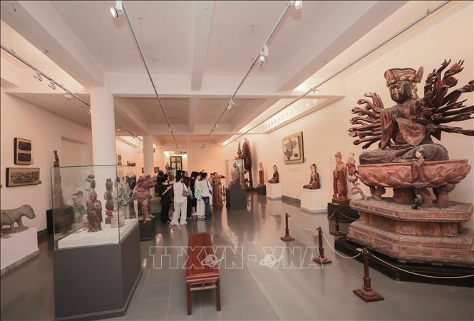 Khoảng 200 hiện vật được số hóa bằng phần mềm chuyên dụng, đưa lên iMuseum VFA để lưu giữ và phát huy giá trị di sản tại Bảo tàng Mỹ thuật Việt Nam. Ảnh: Phan Phương – TTXVN