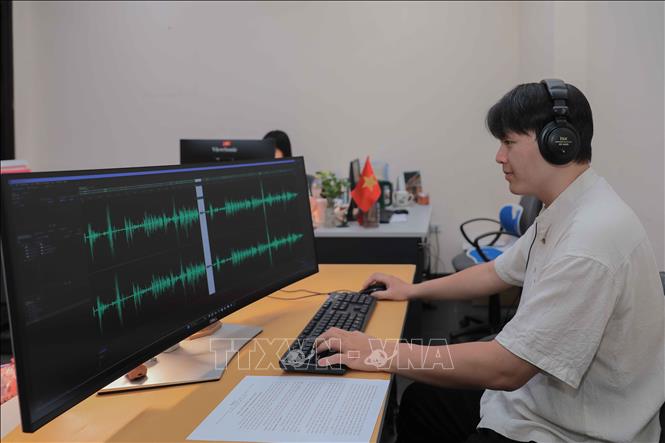 Bảo tàng Mỹ thuật Việt Nam hoàn thiện các file âm thanh thuyết minh tác phẩm bằng chín thứ tiếng qua phần mềm chuyên dụng trước khi cập nhật lên ứng dụng iMuseum VFA. Ảnh: Phan Phương – TTXVN