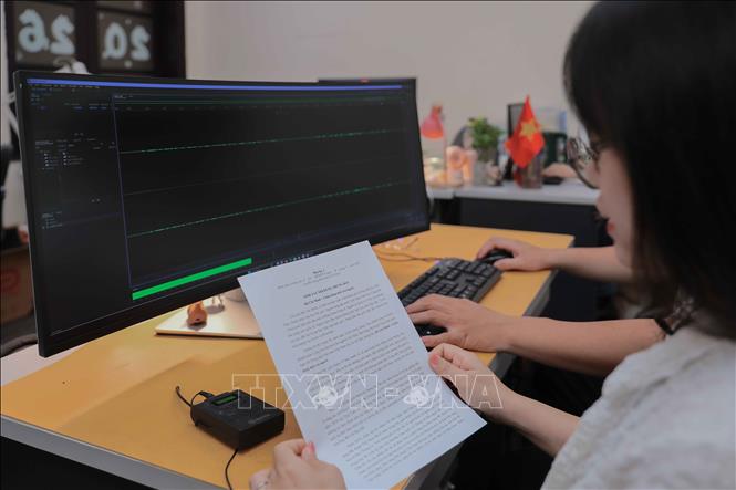 Đội ngũ nhân viên Bảo tàng Mỹ thuật Việt Nam đang tích hợp khoảng 200 tác phẩm bằng phần mềm chuyên dụng lên iMuseum VFA – ứng dụng thuyết minh đa phương tiện hoạt động như trợ lý thông minh giúp công chúng khám phá nghệ thuật. Ảnh: Phan Phương – TTXVN