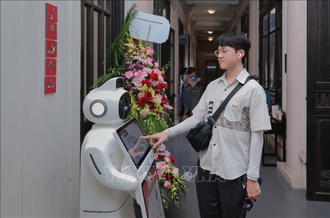 Khách tham quan tại Bảo tàng Mỹ thuật Việt Nam có thể trực tiếp tương tác với robot AI thông minh để tra cứu thông tin, nghe giới thiệu hiện vật và nhận hướng dẫn lộ trình tham quan chi tiết bằng nhiều thứ tiếng. Ảnh: Phan Phương – TTXVN