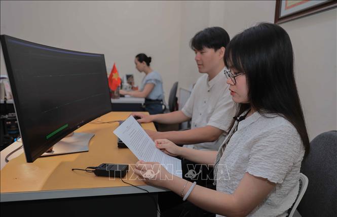 Bảo tàng Mỹ thuật Việt Nam hoàn thiện các file âm thanh thuyết minh tác phẩm bằng chín thứ tiếng qua phần mềm chuyên dụng trước khi cập nhật lên ứng dụng iMuseum VFA. Ảnh: Phan Phương – TTXVN
