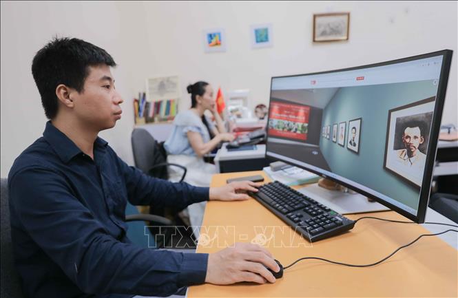 Đội ngũ kỹ thuật tại Bảo tàng Mỹ thuật Việt Nam thường xuyên kiểm tra chất lượng sản phẩm trên không gian triển lãm trực tuyến VAES – nền tảng ứng dụng công nghệ đồ họa và mô phỏng không gian và hiện vật trực tuyến chân thực. Ảnh: Phan Phương – TTXVN
