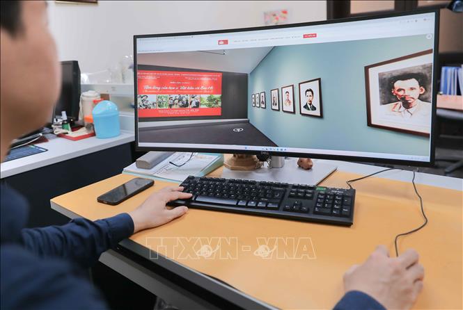 Không gian triển lãm trực tuyến VAES đã đưa 50 tác phẩm thuộc triển lãm chuyên đề về Chủ tịch Hồ Chí Minh lên môi trường số. Giải pháp công nghệ này giúp phá vỡ mọi rào cản về không gian, đưa các giá trị nghệ thuật và hình tượng Người đến gần hơn với đông đảo công chúng trong nước và bạn bè quốc tế. Ảnh: Phan Phương – TTXVN