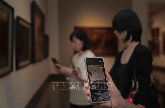 Thiết bị thuyết minh tại bảo tàng hỗ trợ 9 ngôn ngữ (Anh, Pháp, Trung, Hàn, Đức, Ý, Tây Ban Nha, Nga, Nhật), giúp du khách quốc tế dễ dàng tiếp cận và tìm hiểu các tác phẩm mỹ thuật Việt Nam. Ảnh: Phan Phương – TTXVN