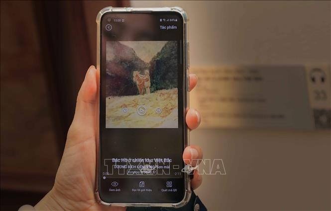 Thiết bị thuyết minh tại bảo tàng hỗ trợ 9 ngôn ngữ (Anh, Pháp, Trung, Hàn, Đức, Ý, Tây Ban Nha, Nga, Nhật), giúp du khách quốc tế dễ dàng tiếp cận và tìm hiểu các tác phẩm mỹ thuật Việt Nam. Ảnh: Phan Phương – TTXVN