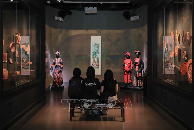 Không gian triển lãm ứng dụng công nghệ 3D Mapping trình chiếu hình ảnh và hiệu ứng trực quan quy mô lớn, biến khu vực trưng bày thành trải nghiệm thị giác sống động, gia tăng tính tương tác và cảm xúc cho công chúng. Ảnh: Phan Phương – TTXVN