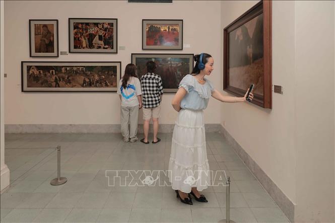 Bảo tàng Mỹ thuật Việt Nam có gắn mã QR cạnh các tác phẩm tiêu biểu để du khách quét và trải nghiệm qua ứng dụng thuyết minh đa phương tiện iMuseum VFA. Ảnh: Phan Phương – TTXVN