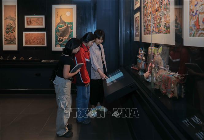 Màn hình tương tác thông minh là giải pháp hiện đại giúp du khách tự tra cứu thông tin, chiêm ngưỡng hình ảnh 3D và khám phá hiện vật bảo tàng dễ dàng. Ảnh: Phan Phương – TTXVN
