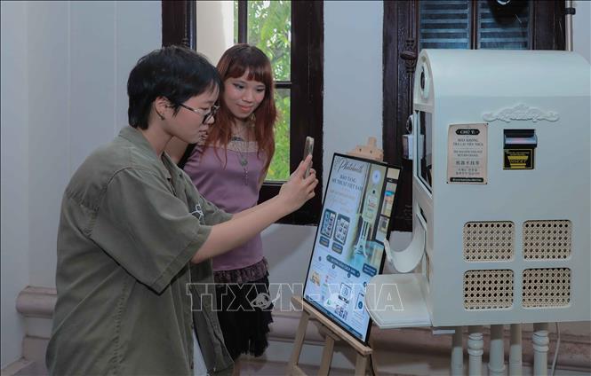 Trải nghiệm chụp ảnh photobooth tại Bảo tàng Mỹ thuật Việt Nam là xu hướng mới giúp kết nối công chúng, đặc biệt là giới trẻ, với không gian văn hóa và lịch sử. Ảnh: Phan Phương – TTXVN