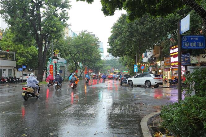 Khu vực ngã tư Trần Quốc Toản - Bà Triệu sau mưa lớn cơ bản không xảy ra ngập úng, nước được tiêu thoát nhanh, giao thông không bị ảnh hưởng đáng kể. Ảnh: Lê Đông - TTXVN