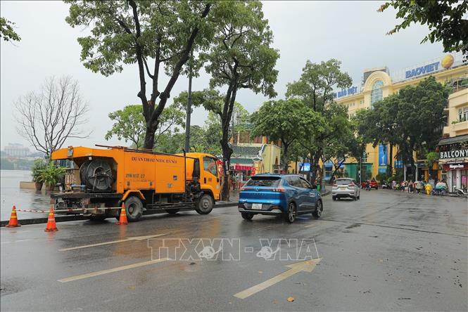 Tại nút giao Đinh Tiên Hoàng - Lê Thái Tổ, sau mưa lớn, nước không bị dồn ứ kéo dài, các phương tiện lưu thông thuận lợi. Ảnh: Lê Đông - TTXVN