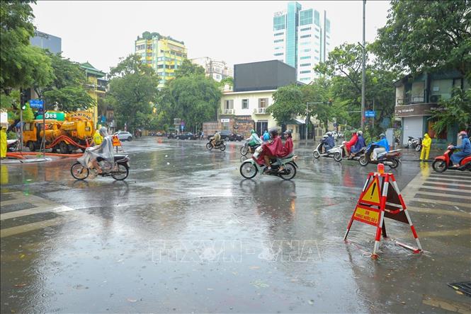 Tại ngã năm Bà Triệu - Nguyễn Du xuất hiện úng nhẹ sau mưa lớn, nước nhanh chóng rút, mặt đường trở lại thông thoáng. Ảnh: Lê Đông - TTXVN