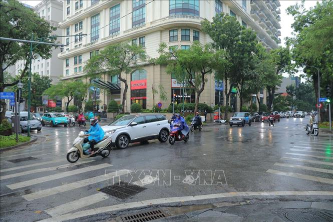 Tại ngã tư Phan Bội Châu - Lý Thường Kiệt, nơi từng thường xuyên ngập khi mưa lớn, mặt đường cơ bản thông thoáng, giao thông được duy trì ổn định. Ảnh: Lê Đông - TTXVN