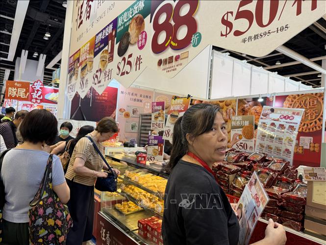 Các thương hiệu bánh trung thu Hong Kong đưa ra nhiều hình thức khuyến mại hấp dẫn để hút khách. Ảnh: Lê Anh - PV TTXVN tại Hong Kong, Trung Quốc