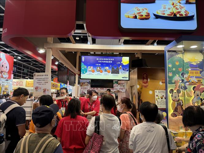 Một quầy bánh trung thu đưa ra khuyến mại để thu hút khách hàng. Ảnh: Lê Anh - PV TTXVN tại Hong Kong, Trung Quốc
