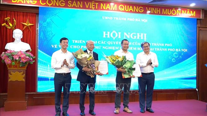 Phó Chủ tịch UBND thành phố Hà Nội Trương Việt Dũng trao quyết định sandbox cho hai doanh nghiệp. Ảnh: Vũ Quang - TTXVN