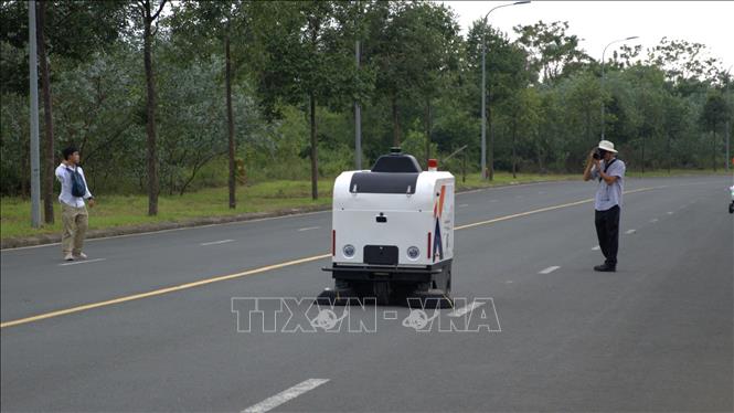 Trình diễn xe quét rác điện tự hành bên lề sự kiện. Ảnh: Vũ Quang - TTXVN
