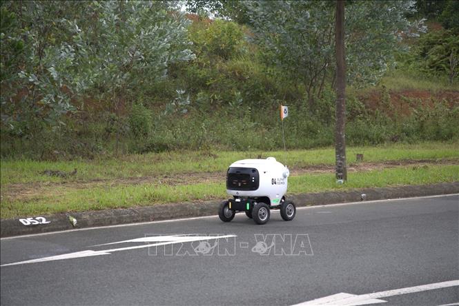 Trình diễn xe robot giao hàng bên lề sự kiện. Ảnh: Vũ Quang - TTXVN