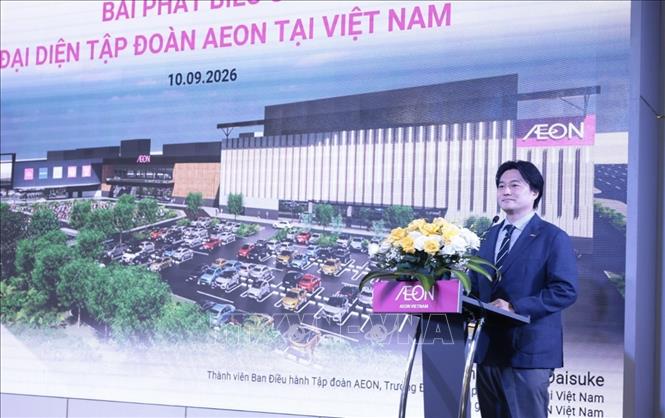 Tổng giám đốc AEON Việt Nam giới thiệu về TTTM Hải Dương. Ảnh: Trần Việt - TTXVN 