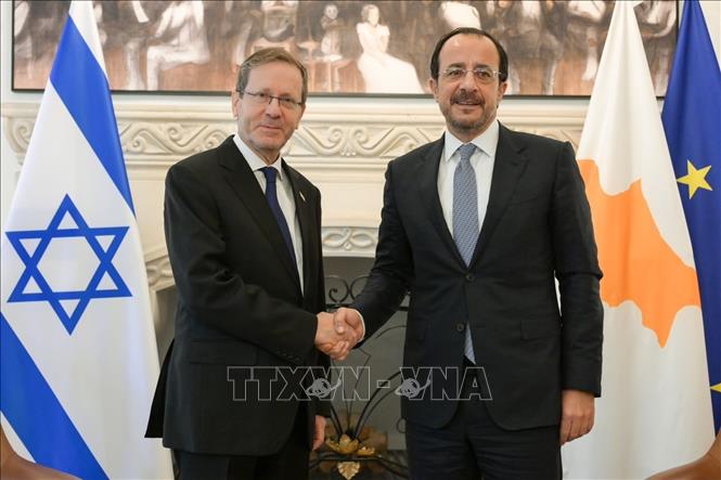 Tổng thống Cyprus Nikos Christodoulides (bên phải) găp riêng với Tổng thống Israel Isaac Herzog (bên trái) tại Dinh Tổng thống ở thủ đô Nicosia. Ảnh: TTXVN phát
